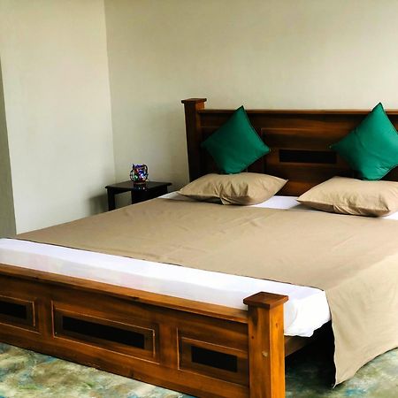 Barefoot Inn كاندي المظهر الخارجي الصورة